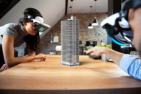 Dois arquitectos a trabalhar num projeto 3D utilizando óculos de realidade virtual. 