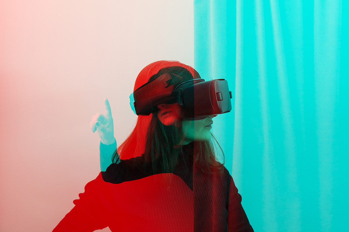 Mulher usando óculos de realidade virtual. 