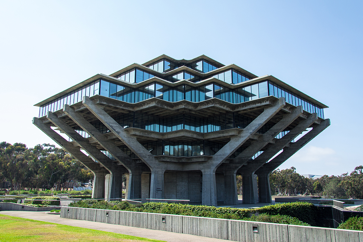 Fotografia da Biblioteca Geisel, localizada na Universidade da Califórnia, em San Diego.
