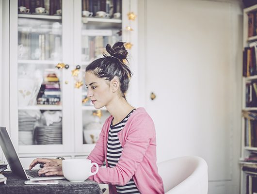 Una estudiante aplicando el método Pomodoro para concentrarse en sus estudios. 