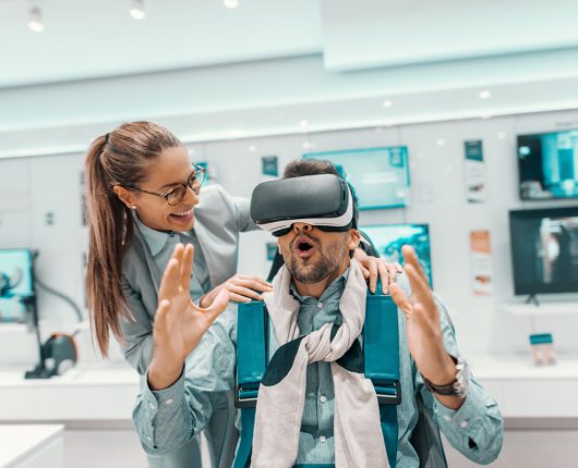 Caballero experimenta con unos lentes de realidad virtual adentro de una tienda de tecnología. 