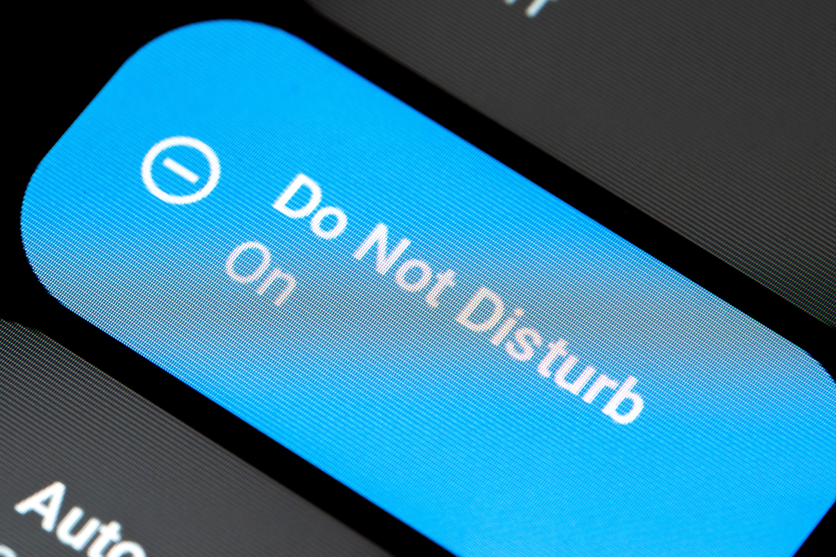 La pantalla de un teléfono celular muestra el mensaje de "do not disturb on" o "modo no molestar activado". 