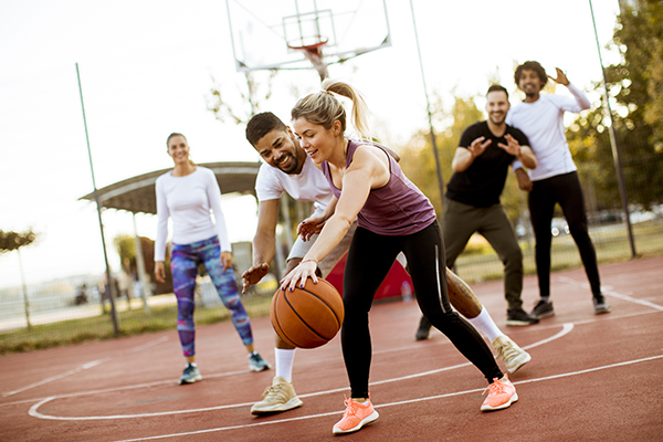 grupo de personas jugando basketball 